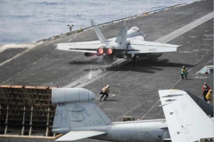 Cụm chiến đấu tàu sân bay động cơ hạt nhân USS Nimitz vừa tiến hành huấn luyện cất cánh máy bay chiến đấu trên biển Đỏ